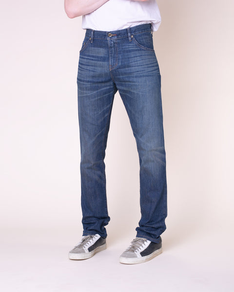 Alexander319OnBodyCreamBackgro